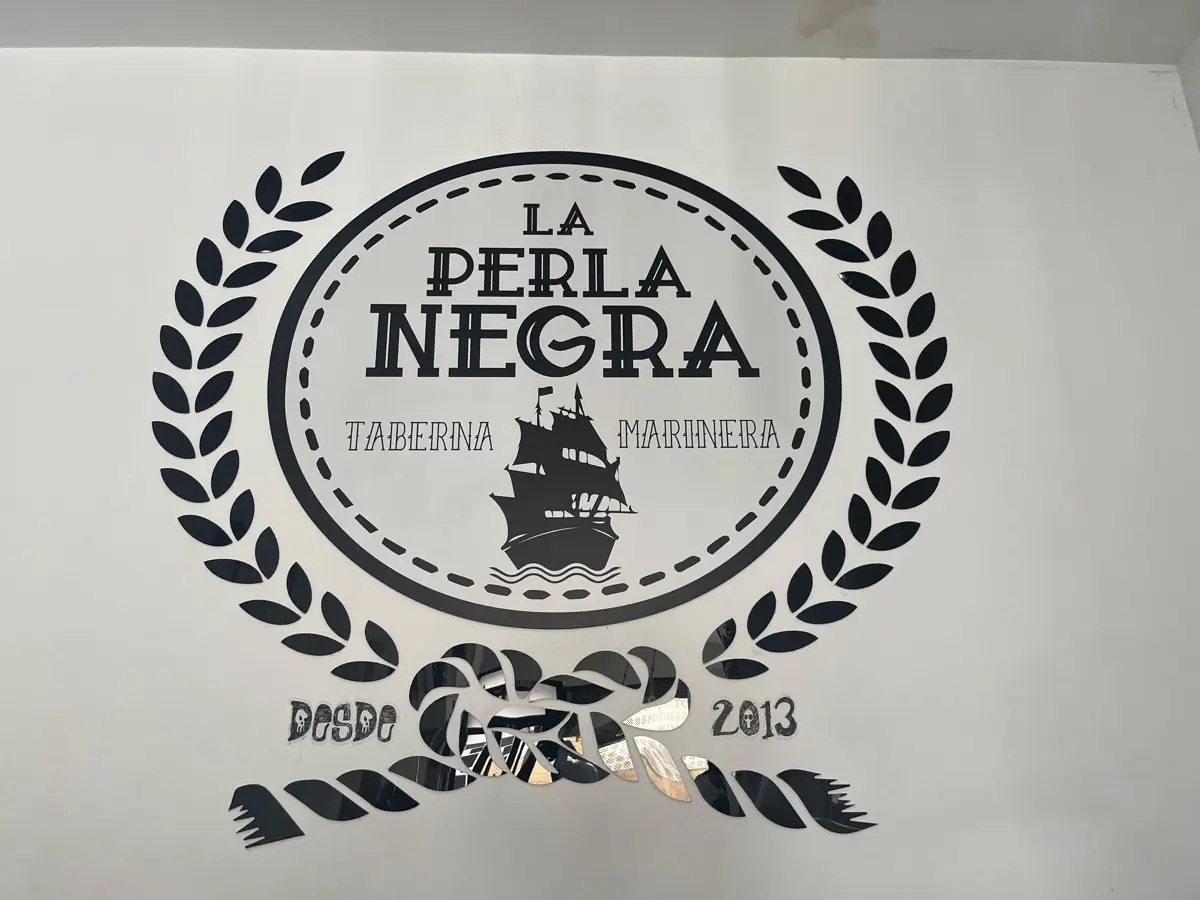 Logo mural de La Perla Negra en la pared